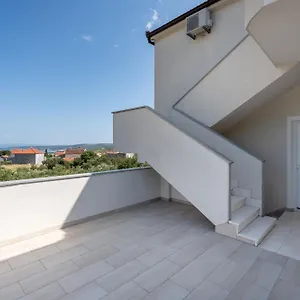 https://apartman-dejana.hotels-in-trogir.com